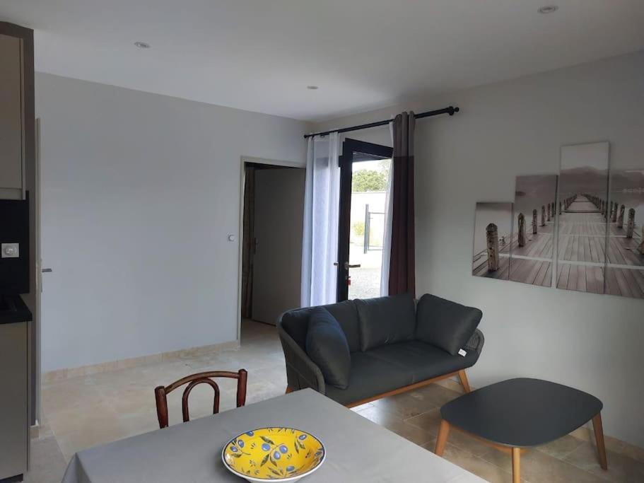 Location Independante Au Coeur Des Alpilles Pour 2 Personnes Avec Jacuzzi Villa Aureille Exterior photo