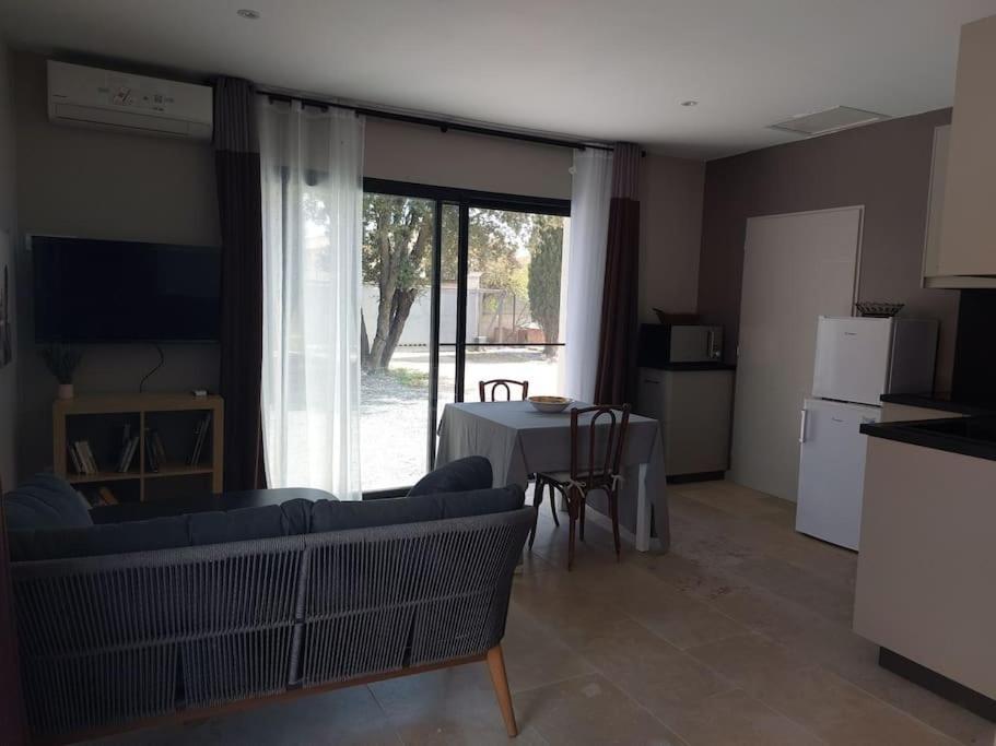 Location Independante Au Coeur Des Alpilles Pour 2 Personnes Avec Jacuzzi Villa Aureille Exterior photo