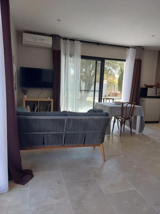 Location Independante Au Coeur Des Alpilles Pour 2 Personnes Avec Jacuzzi Villa Aureille Exterior photo