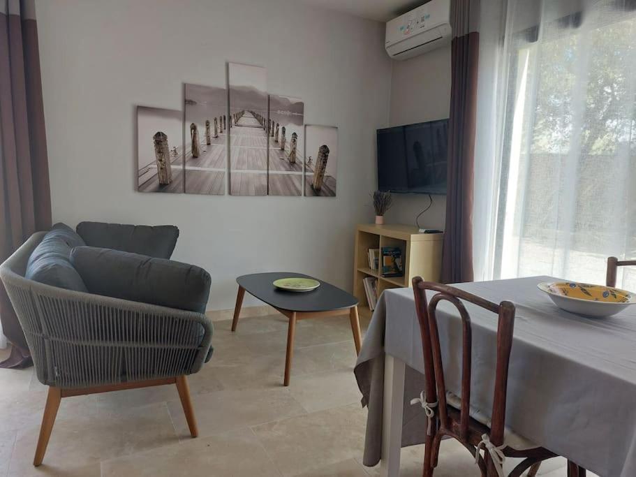 Location Independante Au Coeur Des Alpilles Pour 2 Personnes Avec Jacuzzi Villa Aureille Exterior photo