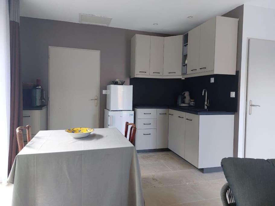 Location Independante Au Coeur Des Alpilles Pour 2 Personnes Avec Jacuzzi Villa Aureille Exterior photo