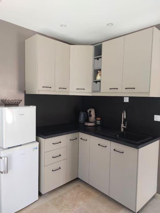 Location Independante Au Coeur Des Alpilles Pour 2 Personnes Avec Jacuzzi Villa Aureille Exterior photo