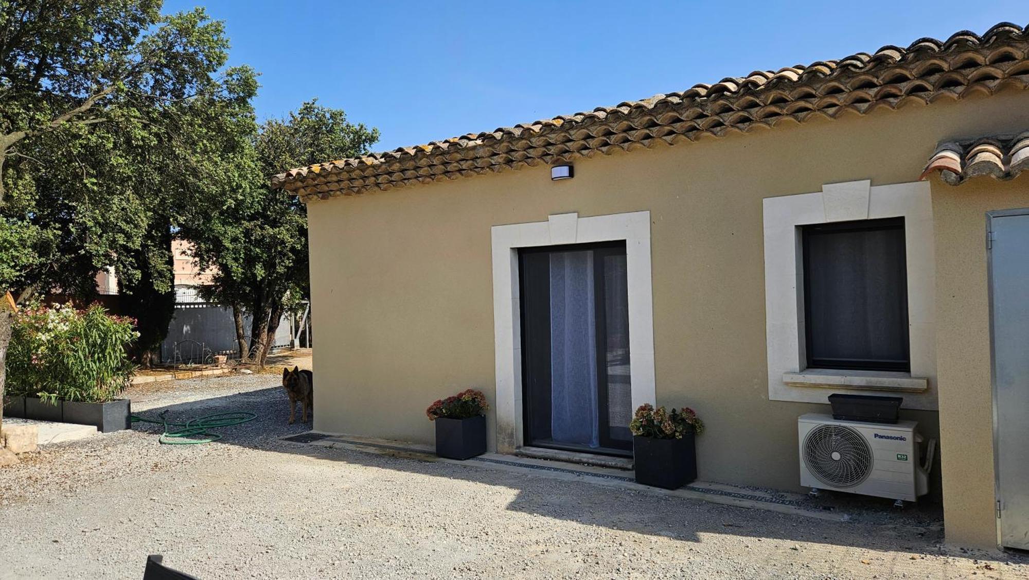 Location Independante Au Coeur Des Alpilles Pour 2 Personnes Avec Jacuzzi Villa Aureille Exterior photo