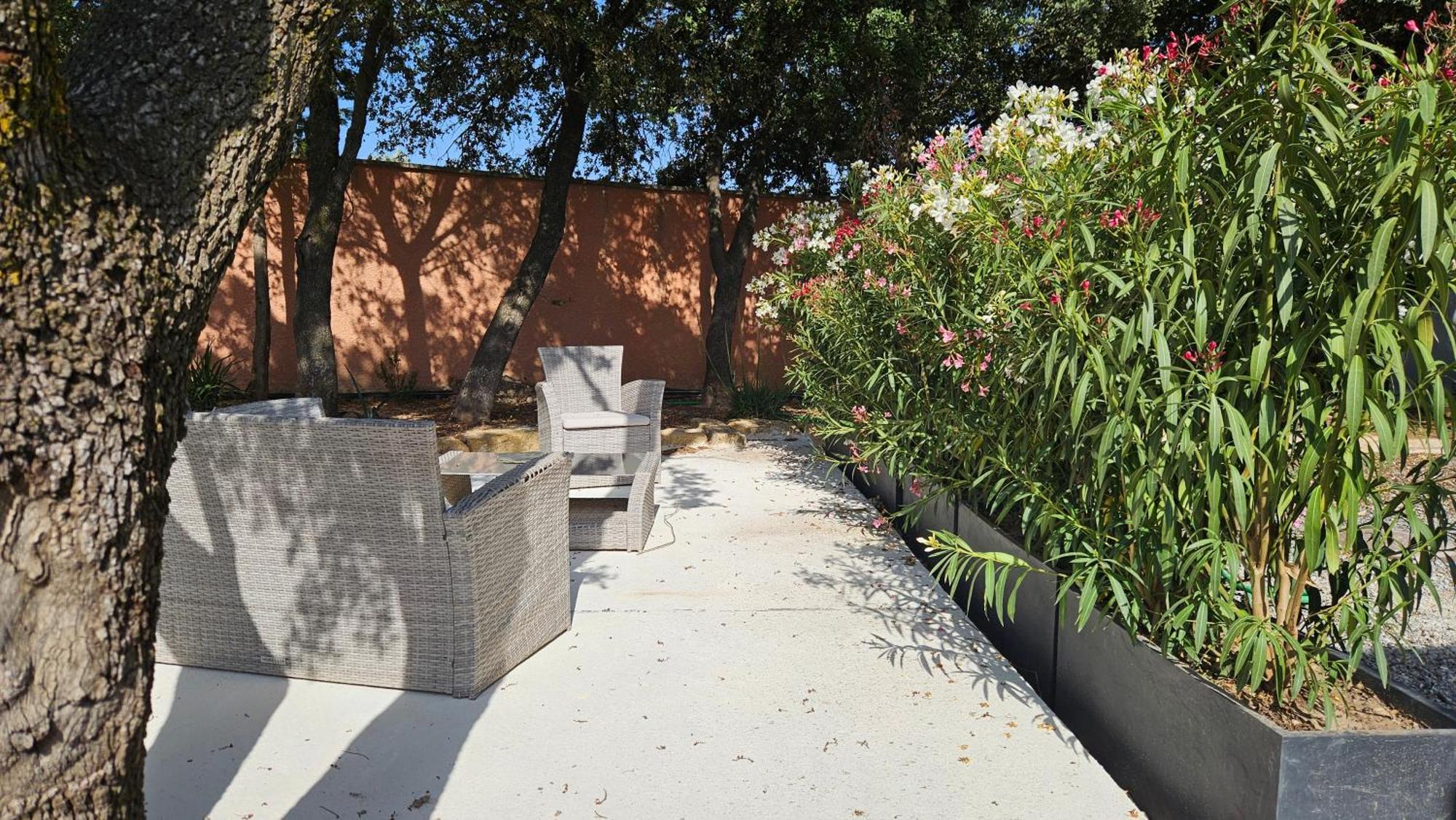 Location Independante Au Coeur Des Alpilles Pour 2 Personnes Avec Jacuzzi Villa Aureille Exterior photo