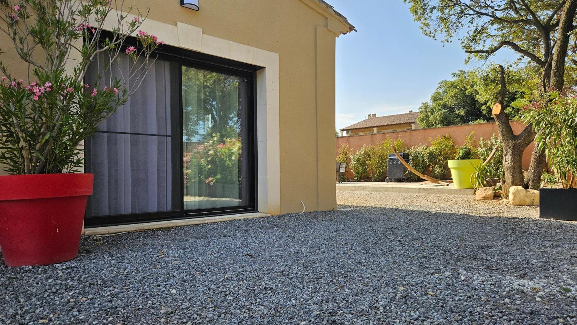Location Independante Au Coeur Des Alpilles Pour 2 Personnes Avec Jacuzzi Villa Aureille Exterior photo