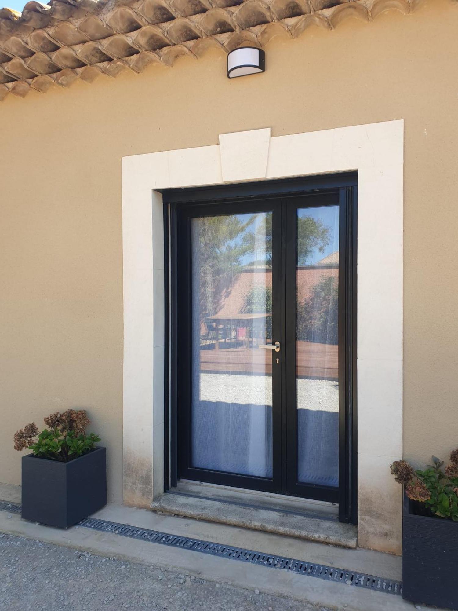 Location Independante Au Coeur Des Alpilles Pour 2 Personnes Avec Jacuzzi Villa Aureille Exterior photo